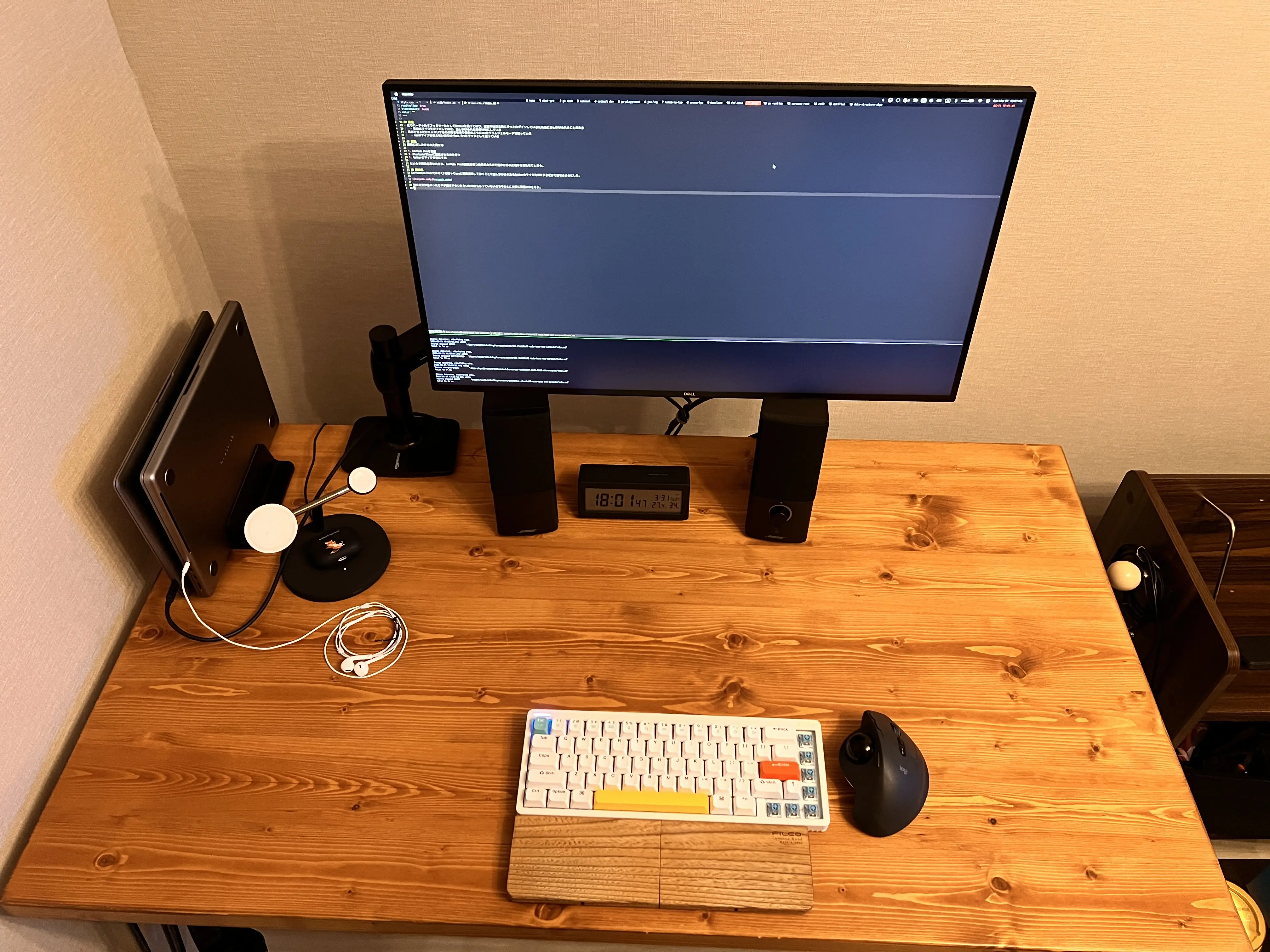 desk-with-earpods.webp