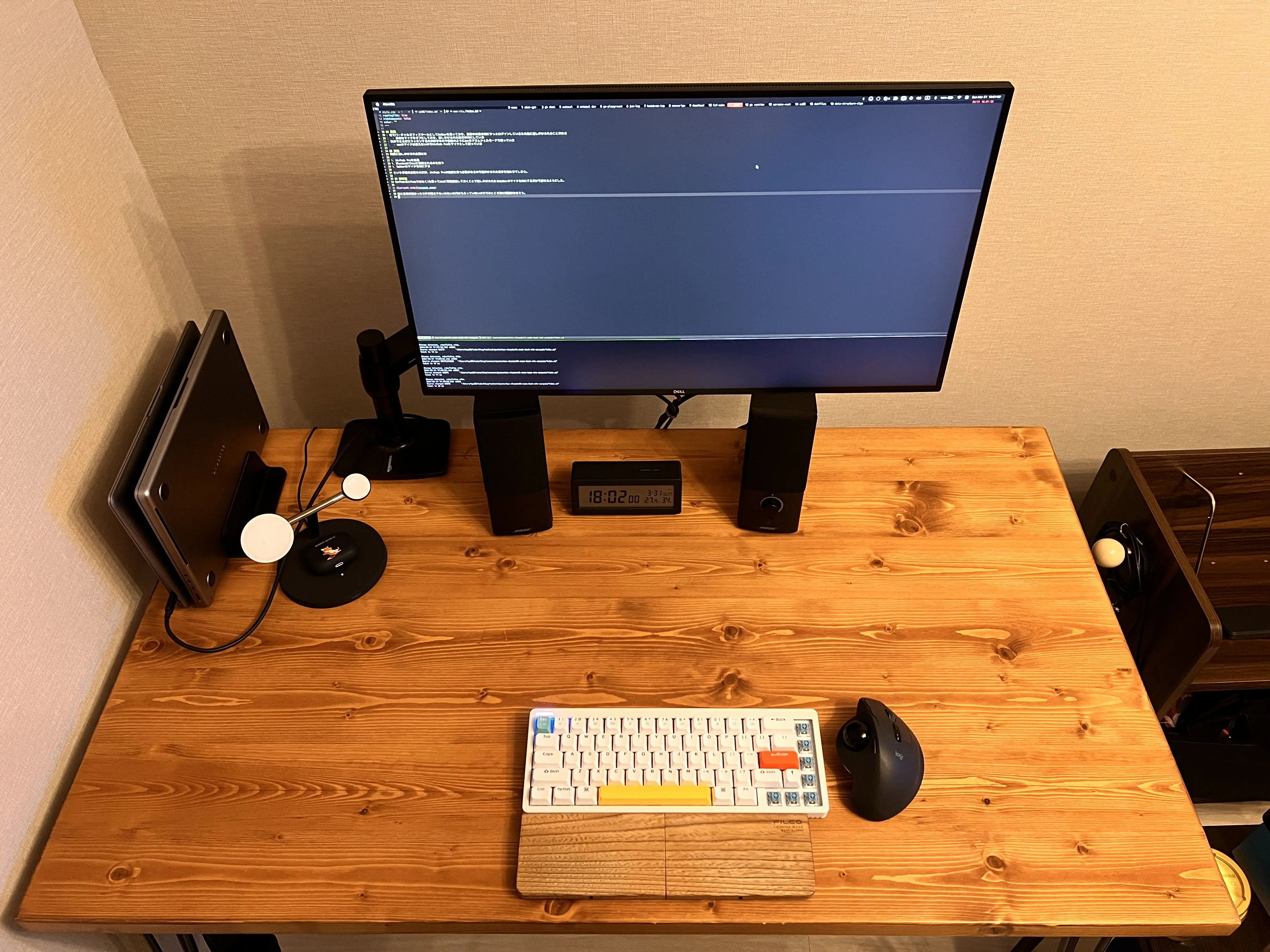 desk-without-earpods.webp
